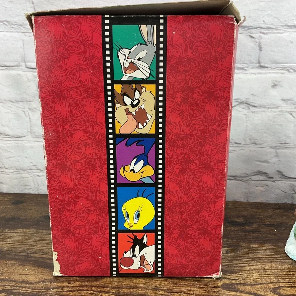 Vintage‎ 1996 Looney Tunes Lighted Ceramic Tweety Candy Shop Decoration